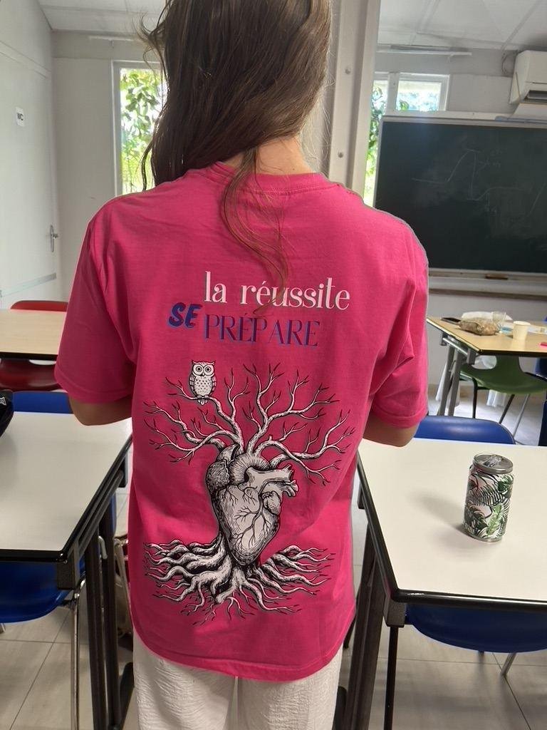 Dos du t-shirt de promo CPS+ : « La réussite se prépare », un cœur-arbre et une chouette
