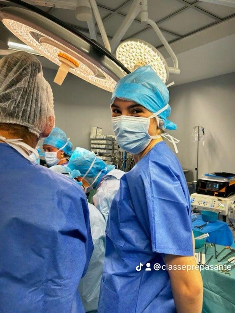 Élève de CPS+ en stage d'observation au bloc opératoire