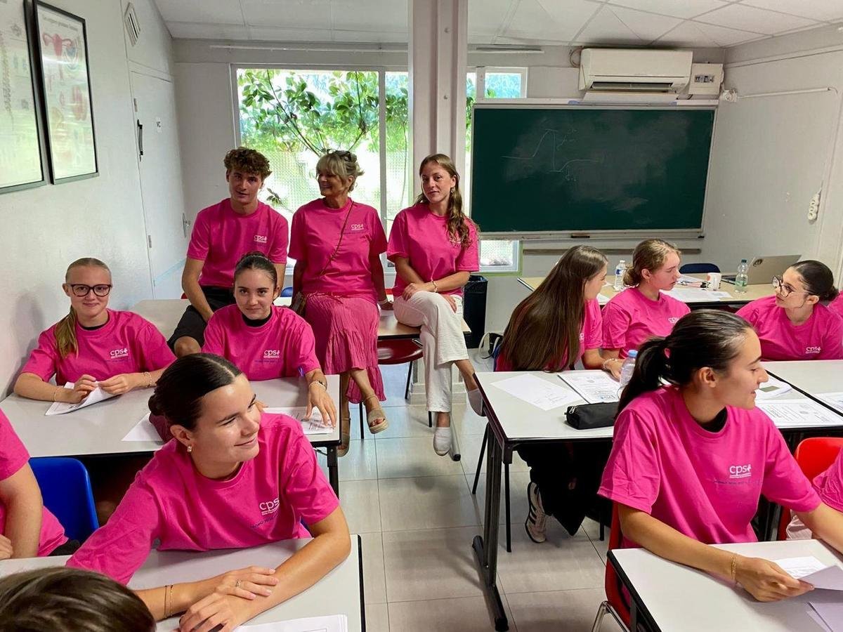 Marie Ricardo et l’équipe avec les élèves de la promo CPS+, en t-shirts roses, en salle de cours