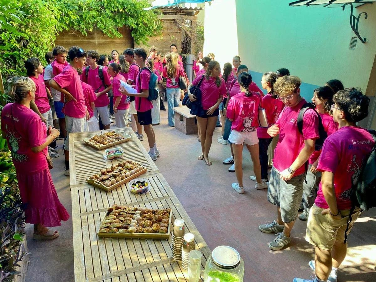 Goûter partagé dans la cour de la prépa après un examen blanc, les élèves en t-shirts roses CPS+