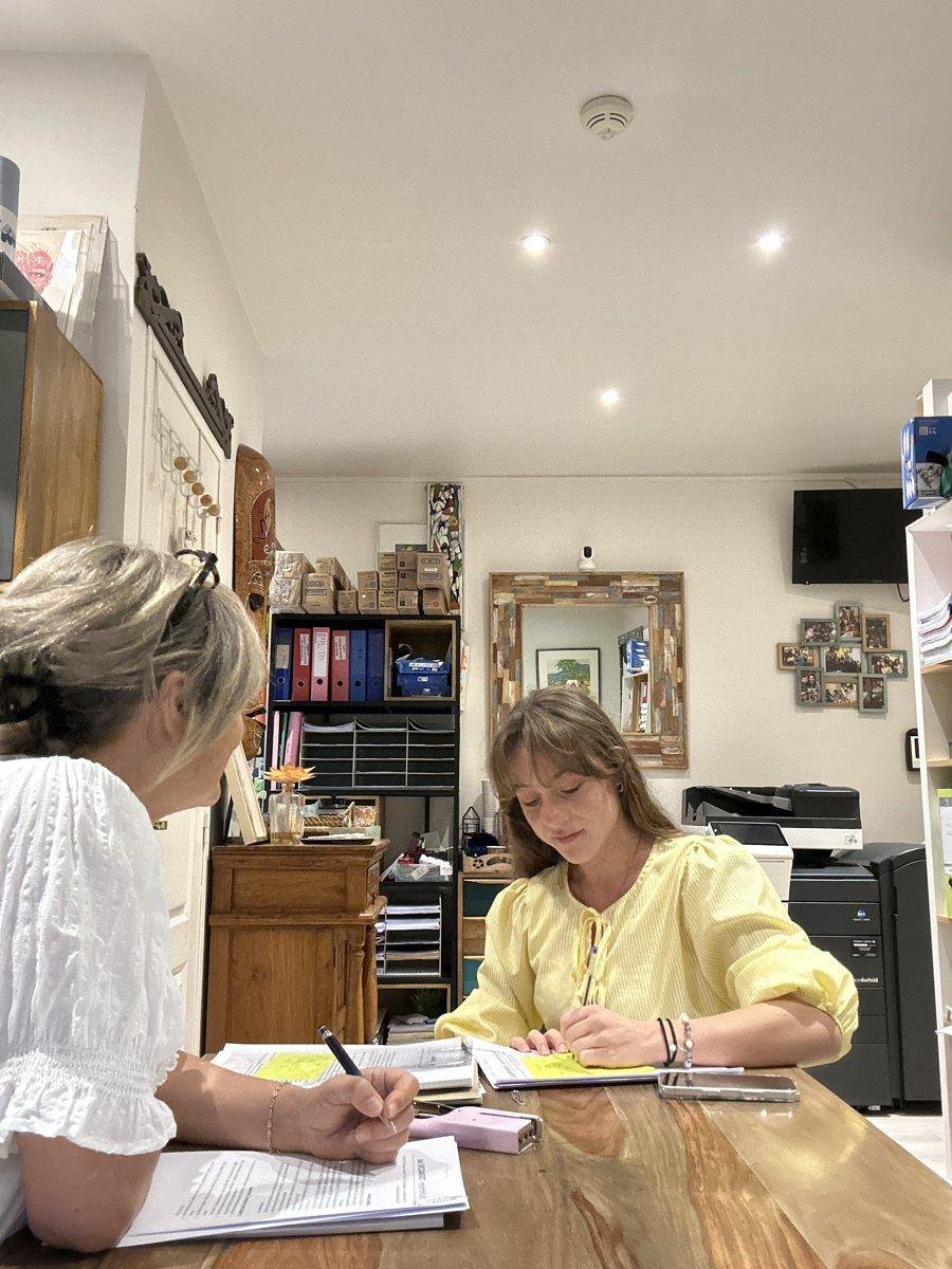 Marie Ricardo, directrice de CPS+, en rendez-vous individuel avec une élève dans son bureau