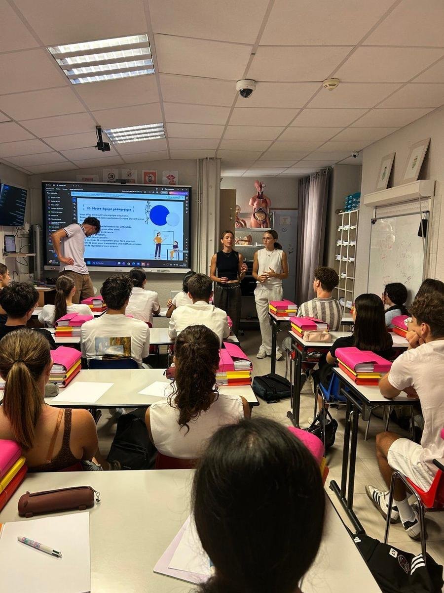 Rentrée à CPS+ : les enseignantes présentent l’équipe pédagogique aux élèves, sur l’écran interactif de la salle